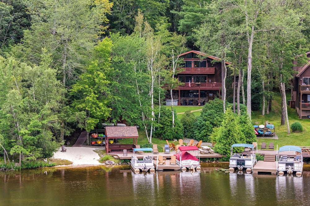 Beech Mt Lakefront Gem! Hot Tub, Kayaks, Billiards - Mocanaqua, PA
