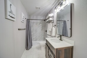 Apartment (2 Bedrooms) | Interior - 7 Mi to Dtwn Tulsa: Dog-friendly Home w/ Yard (Tulsa)