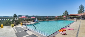 Hot Tub + Game Room: Family Retreat in Groveland!