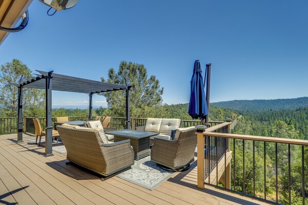 Hot Tub + Game Room: Family Retreat In Groveland! - California
