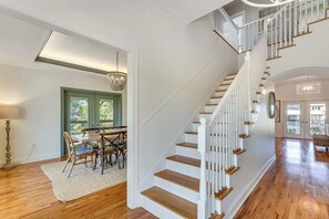 House (6 Bedrooms) | Interior