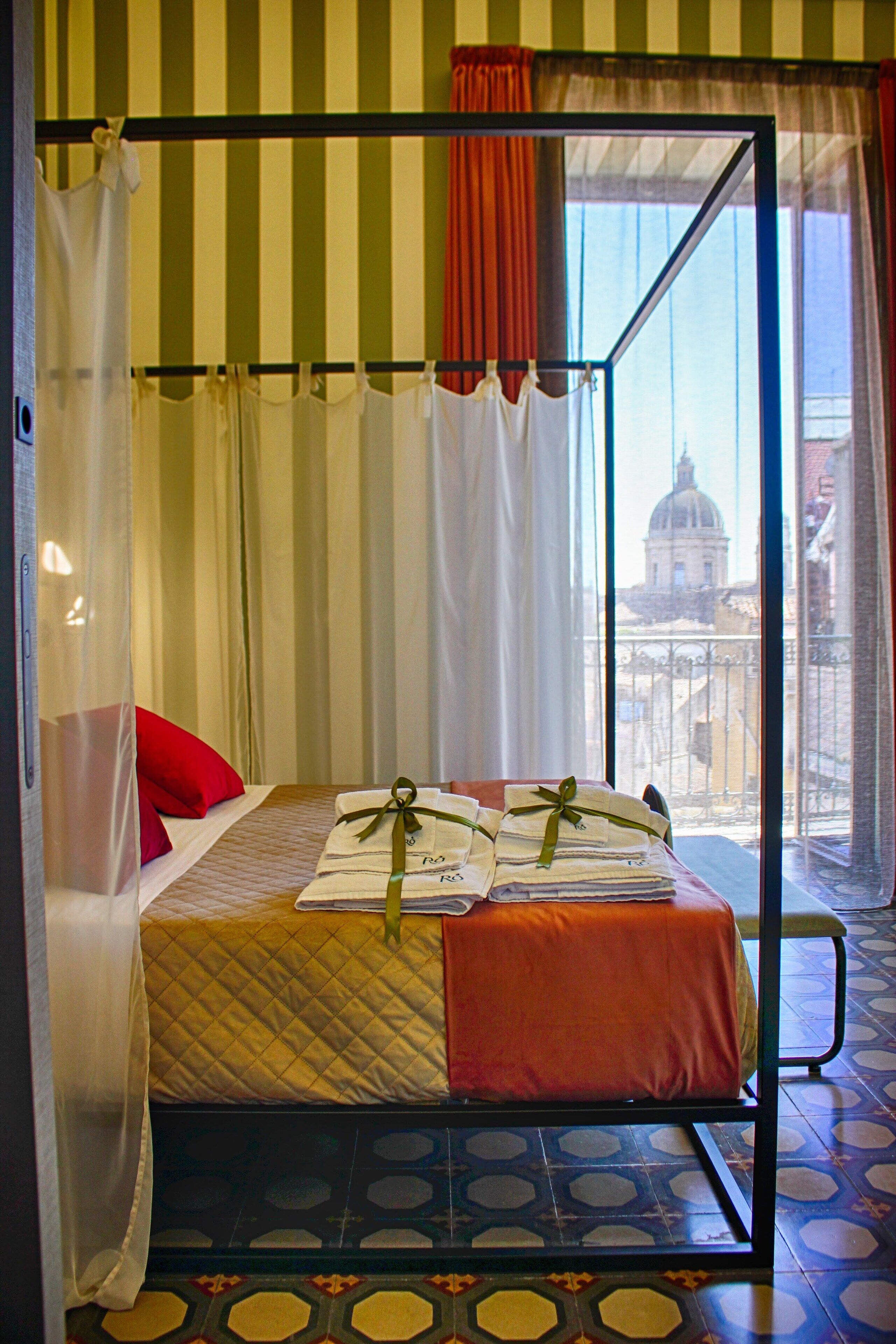 Deluxe-Dreibettzimmer, Balkon, Stadtblick | Daunenbettdecken, Zimmersafe, Schreibtisch