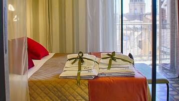 Deluxe-Dreibettzimmer, Balkon, Stadtblick | Daunenbettdecken, Zimmersafe, Schreibtisch