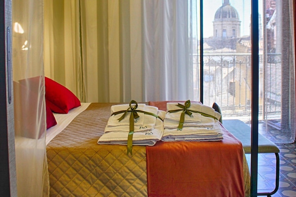 Tripla Deluxe, balcone, vista città | Copriletto in piuma, una cassaforte in camera, una scrivania