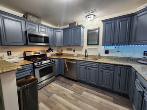 Micro-ondes, four, plaque de cuisson, lave-vaisselle