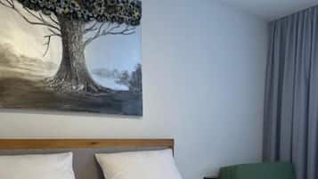 In-room safe, blackout drapes, free WiFi