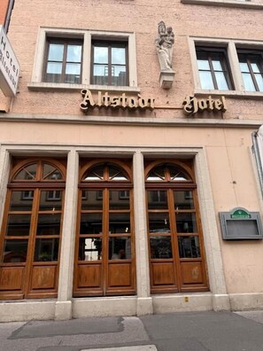 المنشأة من الخارج