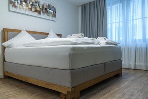 Caja fuerte, cortinas opacas, wifi gratis