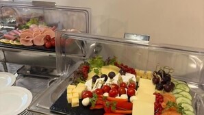 Petit déjeuner buffet servi en supplément les week-ends