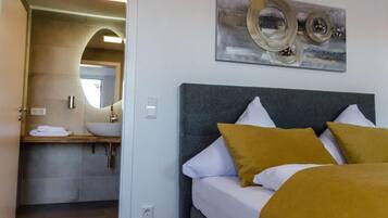 In-room safe, blackout drapes, free WiFi