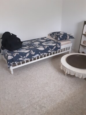 Iron/ironing board, Internet, bed sheets