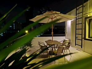 Outdoor dining - 4-story modern art villa Free WiFi Netflix (Khwaeng Khlong Tan Nuea)