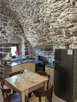 Frigorifero, forno, piano cottura, pentole/stoviglie/utensili