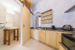 Fridge, oven, stovetop, toaster