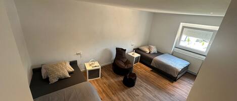 2 bedrooms, internet, bed sheets