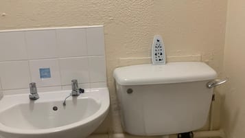 Haartrockner, Handtücher, Toilettenpapier