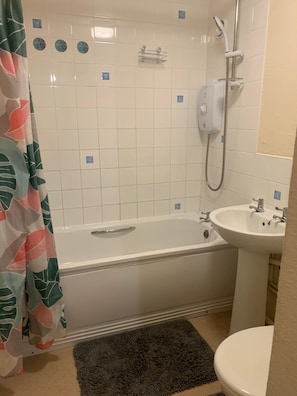 Hiustenkuivaaja, pyyhkeet, vessapaperi