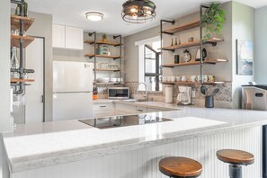 Frigorífico, horno, placa de cocina y cafetera o tetera