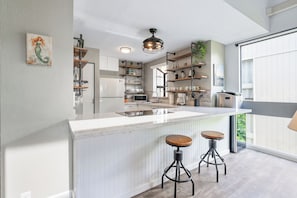 Réfrigérateur, four, plaque de cuisson, cafetière/bouilloire