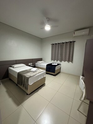 Habitación con 2 camas individuales | Escritorio, espacio para trabajar con un portátil, wifi gratis