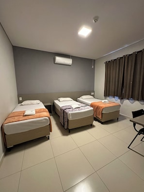 ห้องทริปเปิล | โต๊ะทำงาน, พื้นที่ทำงานแบบใช้แล็ปท็อป, Wi-Fi ฟรี