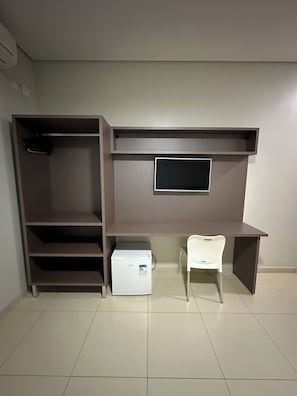 Escritorio, espacio para trabajar con laptop y wifi gratis