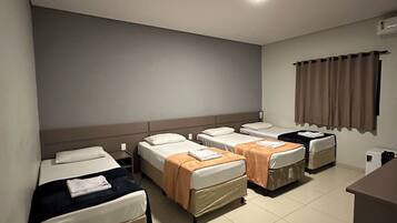 Værelse til 4 personer | Skrivebord, arbejdsområde til bærbare computere, gratis Wi-Fi