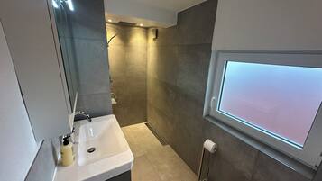 Haartrockner, Handtücher, Toilettenpapier