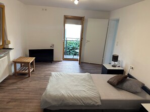 1 bedroom, internet, bed sheets - Apartment with one kitchen/1 bedroom/for 2 persons - shared bathroom (Groß-Umstadt)