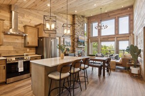 Refrigerador, horno, cafetera/tetera, tostadora