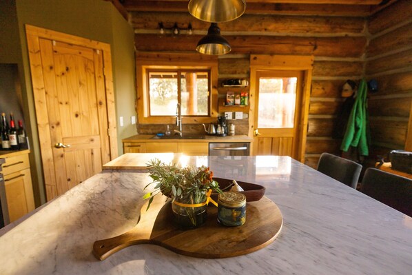 Chalet rustique, 3 chambres | Cuisine privée | Réfrigérateur, un four, cafetière-théière, grille-pain