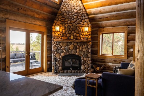 Chalet rustique, 3 chambres | Aire de séjour | Téléviseur connecté