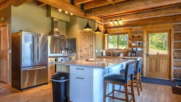 Cabin, 3 Bedrooms | Private kitchen | Fridge, oven, coffee/tea maker, toaster
