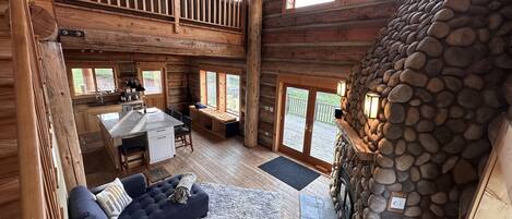 Chalet rustique, 3 chambres | Aire de séjour | Téléviseur connecté