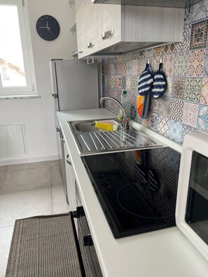 Frigorifero, microonde, forno, piano cottura