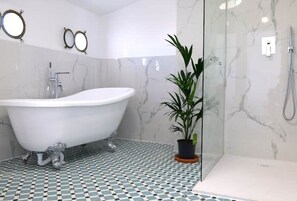 Douche, sèche-cheveux, serviettes fournies, savon