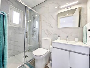 Dusche, Handtücher, Toilettenpapier