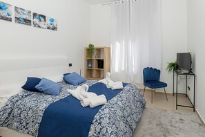3 bedrooms, internet, bed sheets - [Penthouse Facing the Sea-Center] (Salerno)