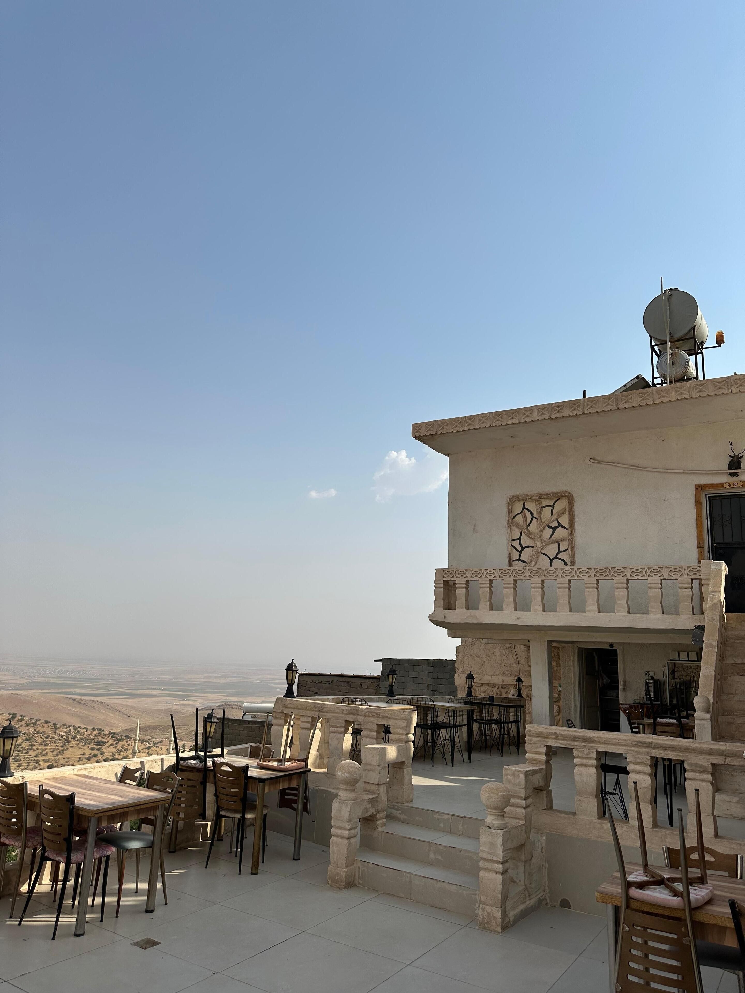 Eine Terrasse mit Sitzmöglichkeiten und Blick auf die Wüstenlandschaft.