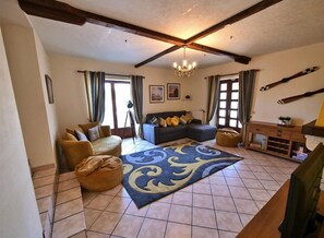 Televisión, chimenea, videojuegos y futbolito 