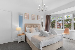 3 habitaciones, tabla de planchar con plancha y cuna de viaje 