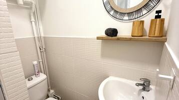 Een douche, een haardroger, handdoeken, zeep