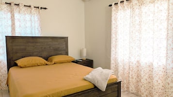 Skrivebord, strykejern/-brett, wi-fi (inkludert) og sengetøy