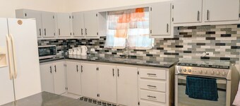 Sweet Suite Coconut: Charming modern 2BR/2BA house in Antigua with AC