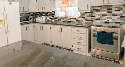 Sweet Suite Coconut: Charming modern 2BR/2BA house in Antigua with AC