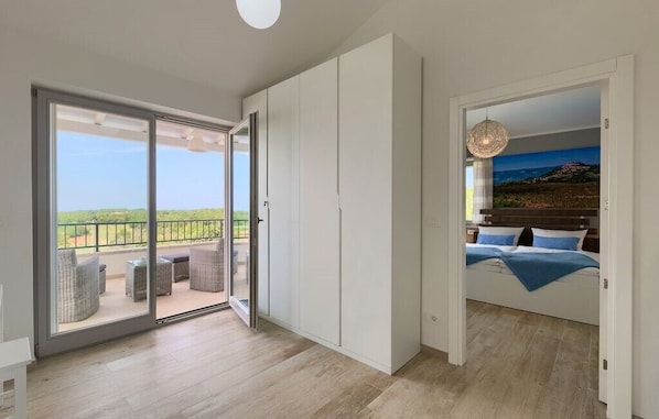 3 habitaciones, tabla de planchar con plancha, wifi y ropa de cama