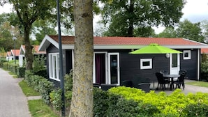Outdoor dining - Cozy Chalet With a Dishwasher (Hulshorst)