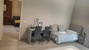2 habitaciones, escritorio, tabla de planchar con plancha y wifi gratis