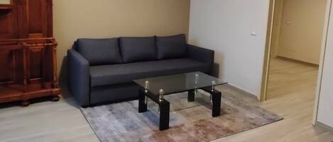 Una televisión, una mesa de tenis de mesa