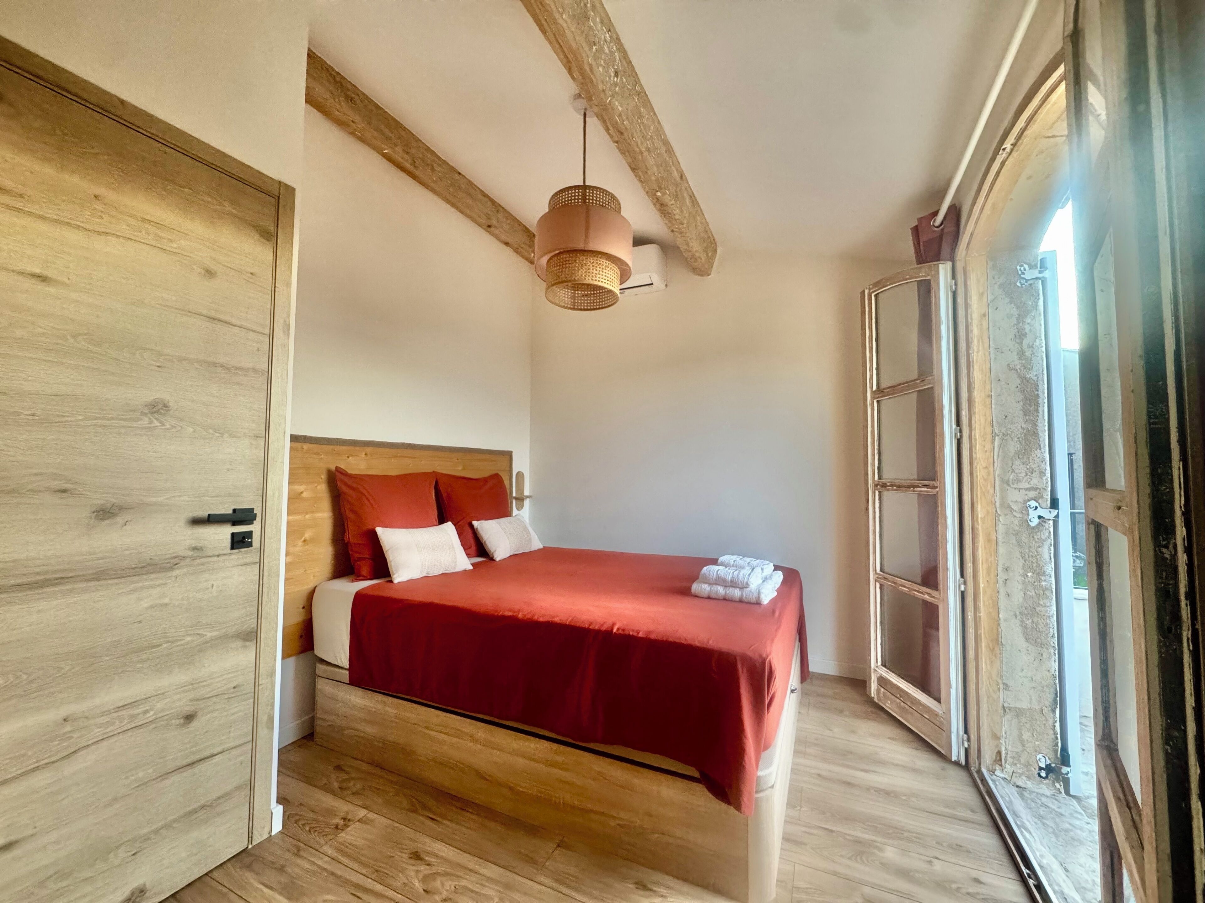 2 bedrooms, desk, iron/ironing board, WiFi